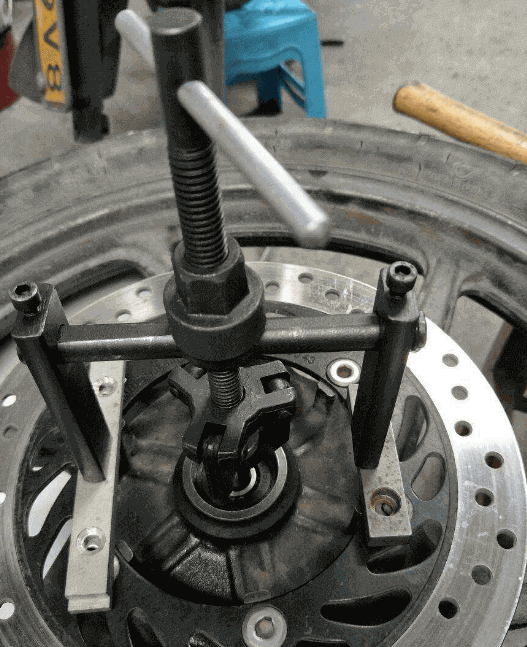 How to remove the motorcycle wheel bearing?